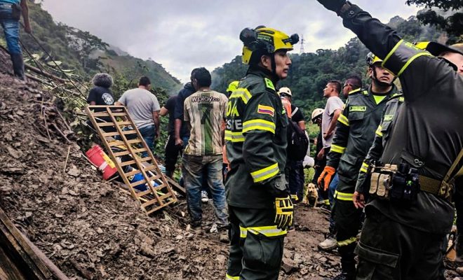 Tres Muertos Y Una Veintena De Atrapados Por Alud De Tierra En