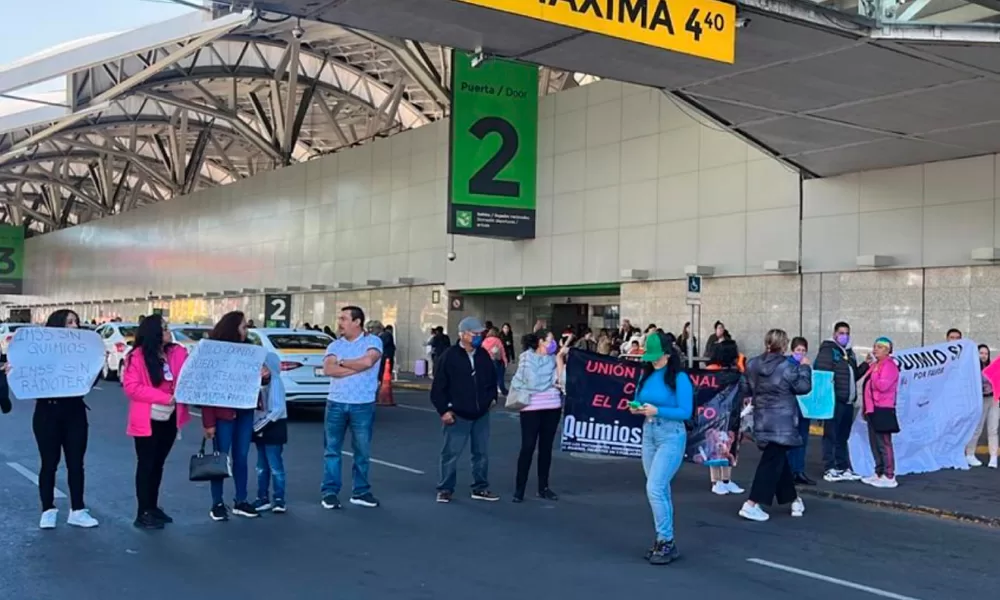 Protesta de pacientes oncológicos en la terminal 1 del AICM