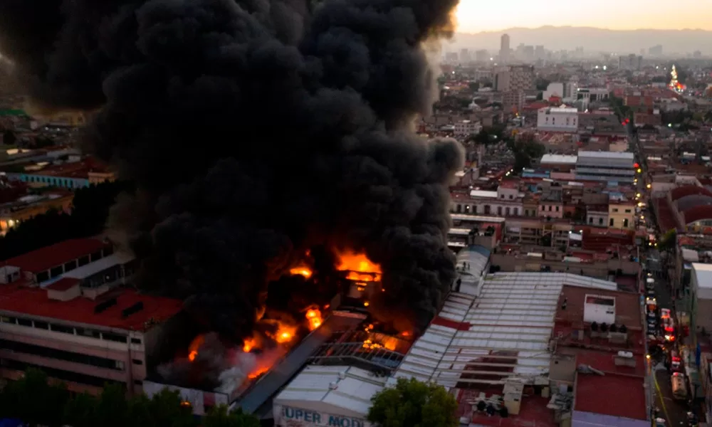 Incendio en Plaza Oasis: Inician investigaciones y labores posteriores