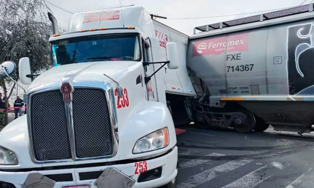 Tren parte en dos a un tráiler en la Ciudad de México