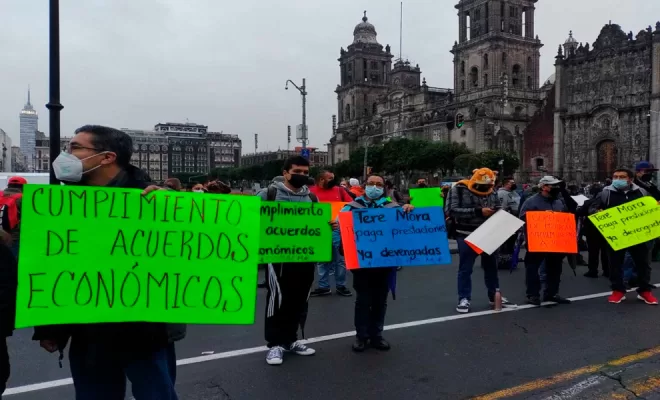 Trabajadores del Colegio de Bachilleres se manifiestan en el Zócalo