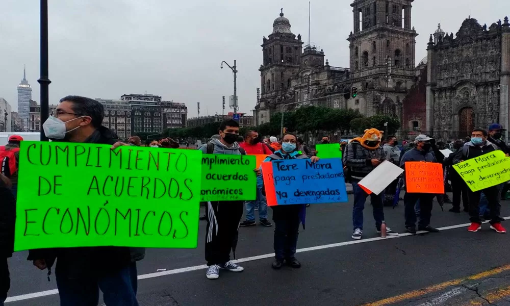 Trabajadores del Colegio de Bachilleres se manifiestan en el Zócalo