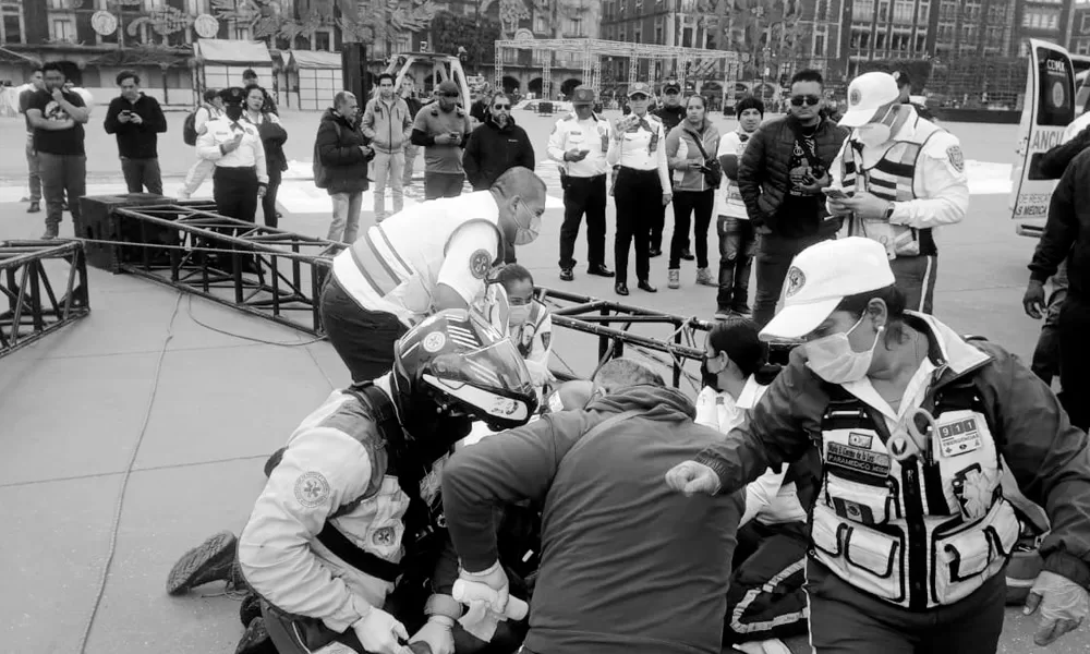 Dos personas lesionadas tras accidente en el Zócalo capitalino