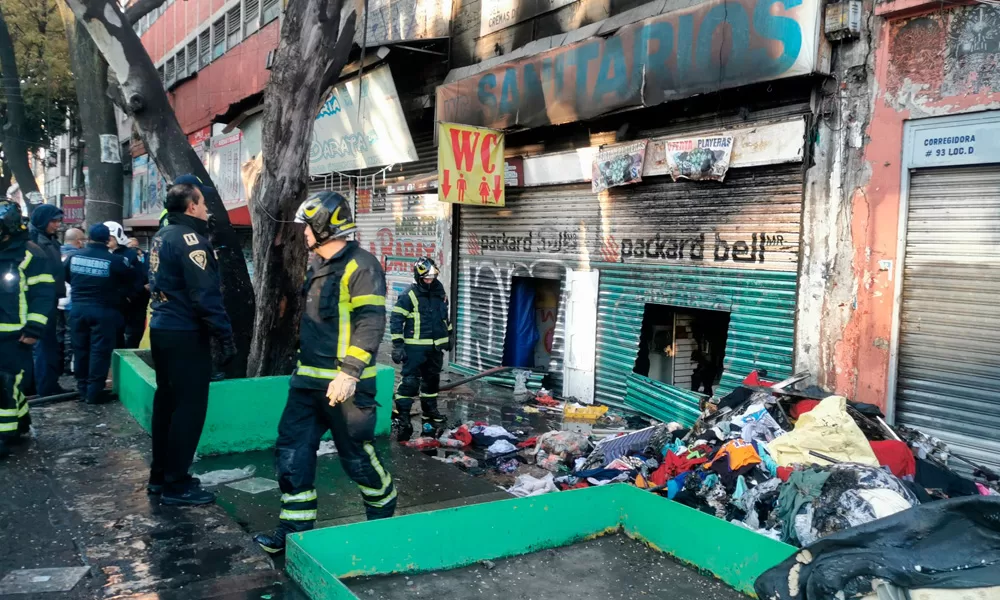 Fuerte incendio en bodega de ropa en la alcaldía Cuauhtémoc