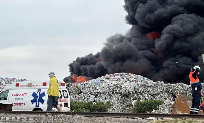Fuerte incendio en recicladora de plástico en Valle de Chalco, Edomex