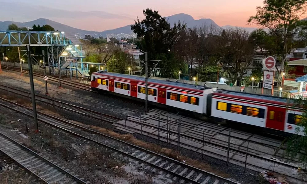 Entre las estaciones Fortuna y Buenavista, un hombre perdió la vida tras aventarse a las vías del Tren Suburbano.