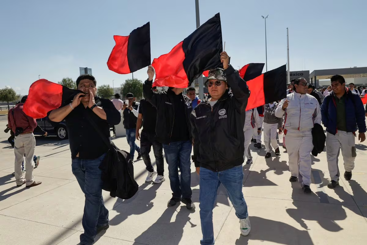 Huelga en Audi México continúa