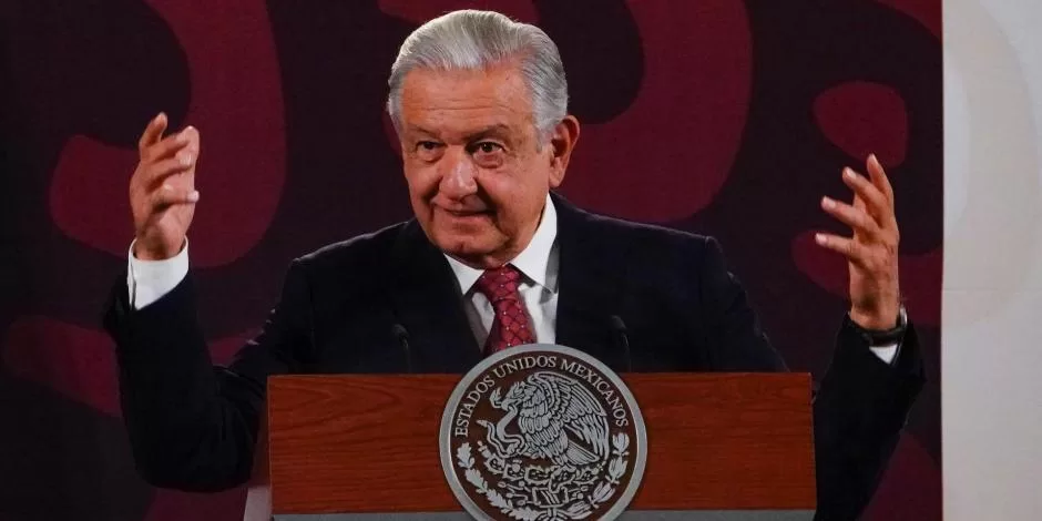 AMLO confirma Bandera izada en Zócalo para Marea Rosa y rejas de seguridad