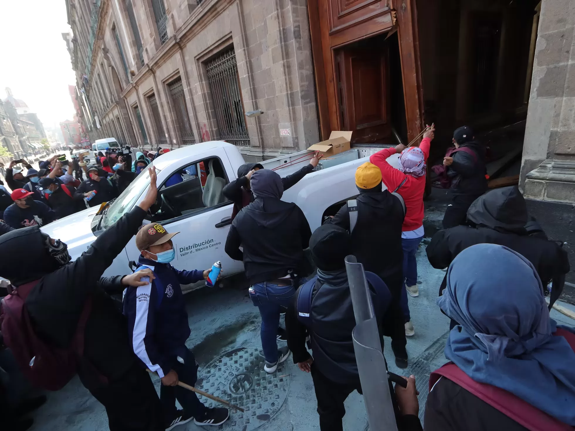 Ataque con Cohetones en Palacio Nacional Deja 26 Policías Heridos