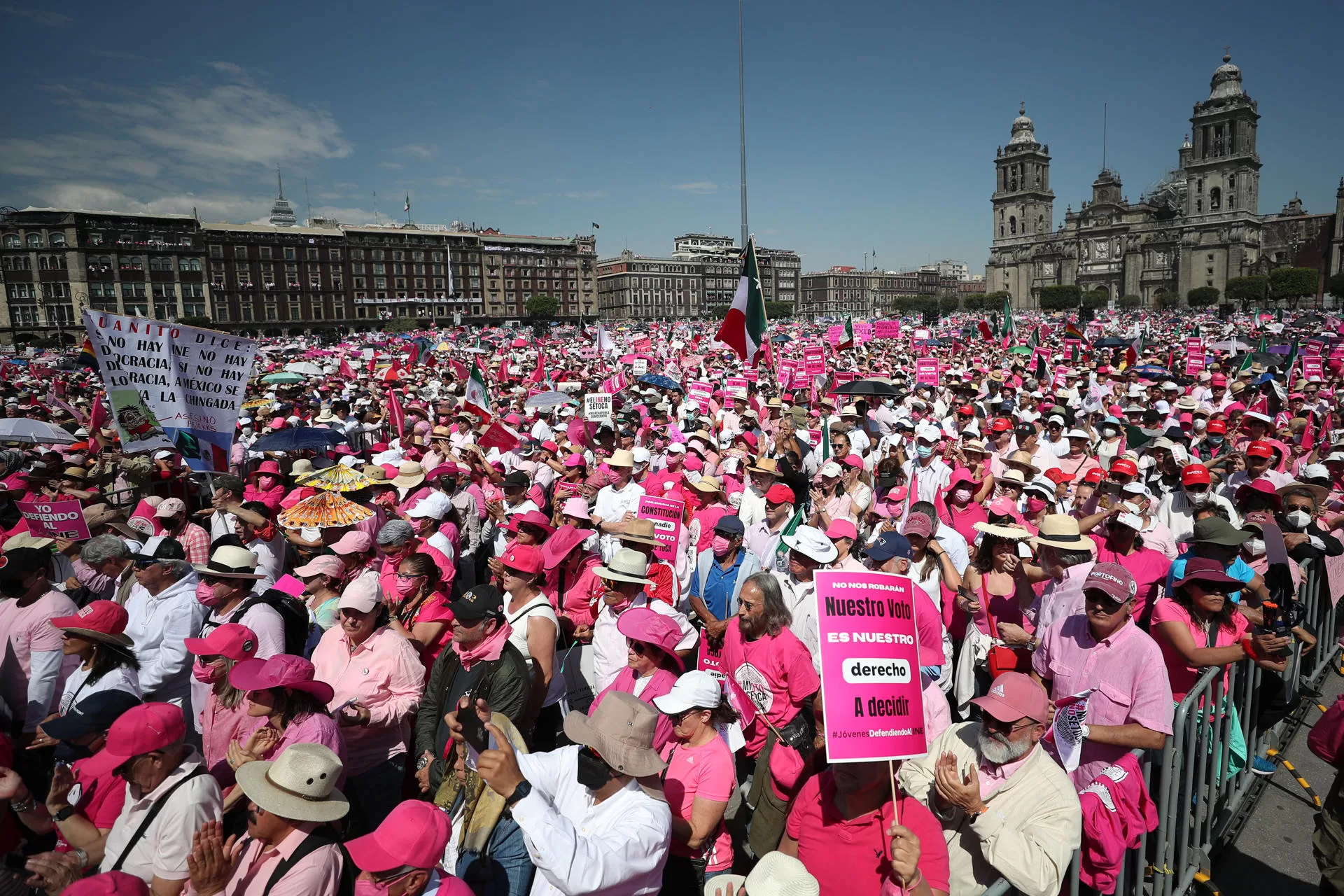 AMLO cuestiona independencia de "Marea rosa"