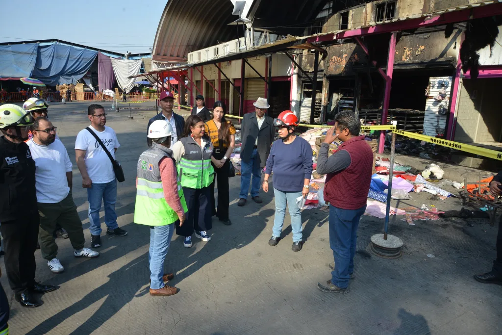 Recorre Clara Brugada la Central de abastos de CDMX tras incendio, hay 70 locales afectados