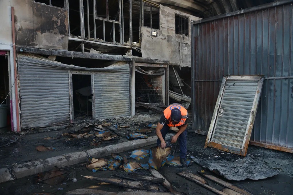 Recorre Clara Brugada la Central de abastos de CDMX tras incendio, hay 70 locales afectados