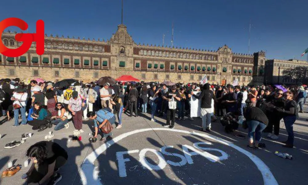 Con veladoras y zapatos, protestan en el Zócalo por centro de exterminio de Teuchitlán