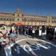 Con veladoras y zapatos, protestan en el Zócalo por centro de exterminio de Teuchitlán