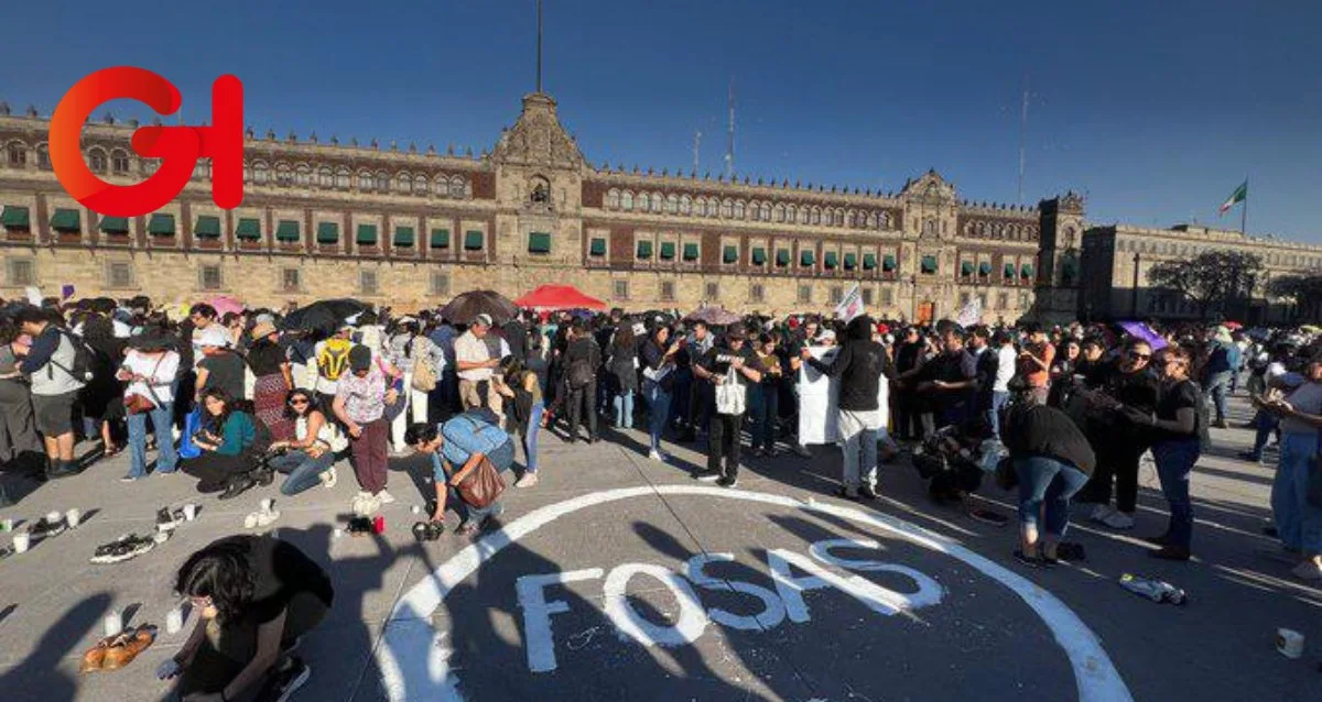 Con veladoras y zapatos, protestan en el Zócalo por centro de exterminio de Teuchitlán